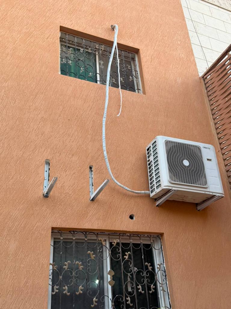 تركيب سبيلت على جدار معزول بعزل حراري خارجي EIFS أو ETICS