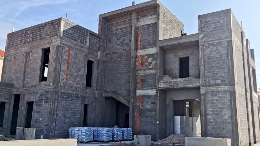 مبنى على العظم قبل تركيب أي طبقات عزل حراري