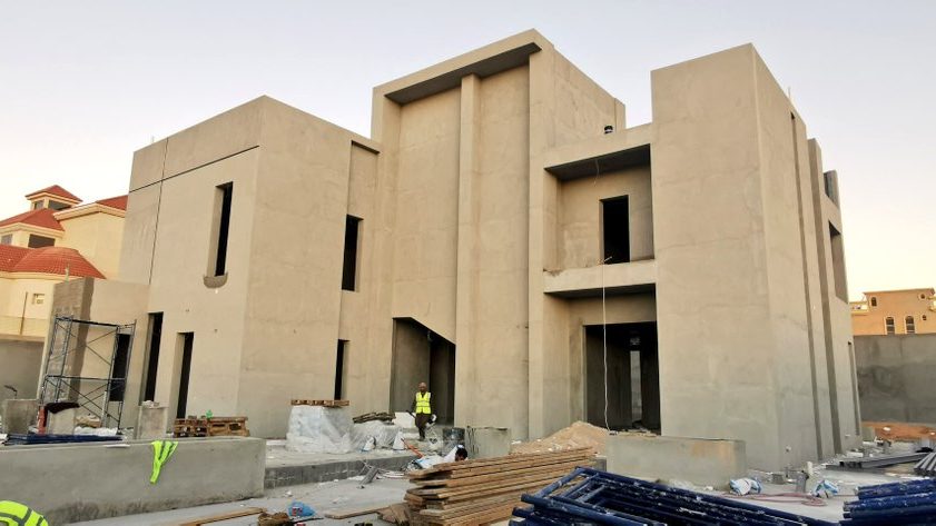 الواجهة بعد طبقة اللياسة وجاهزة لأعمال الدهان